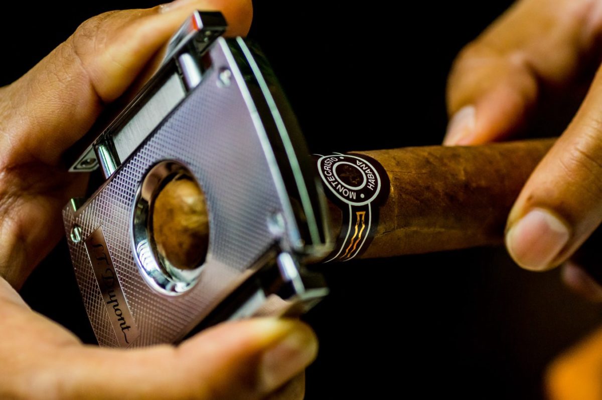 How to cut a cigar?